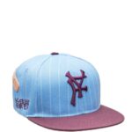 PDF Cappello Pinstripe Azzurro Baby Blue - Cappello da baseball gessato con visiera bordeaux e loghi ricamati 3D.