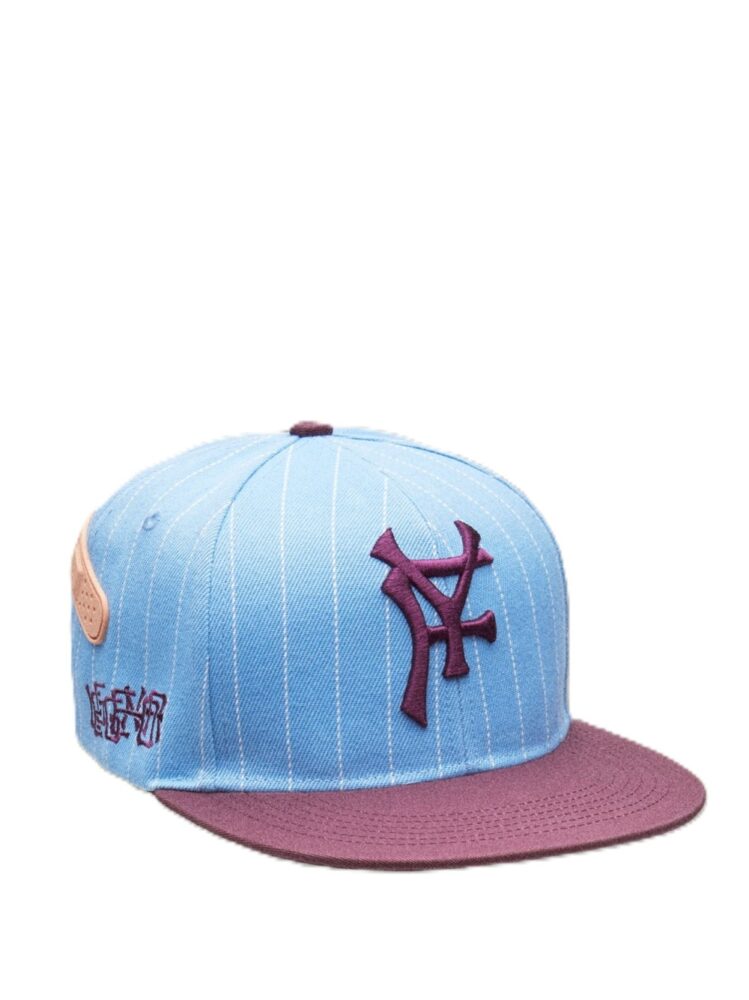 PDF Cappello Pinstripe Azzurro Baby Blue - Cappello da baseball gessato con visiera bordeaux e loghi ricamati 3D.