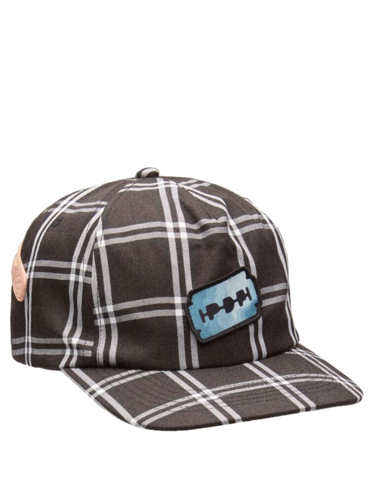 PDF Cappello Check Nero - Cappello da baseball a quadri neri in raso jacquard con patch frontale a forma di lametta.